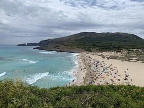 Vlak bij het strand, ligstoelen, strandlakens