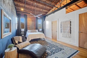 Escritorio, tabla de planchar con plancha, cuna de viaje y wifi gratis 