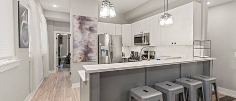 Refrigerador, microondas, horno y parrilla de estufa