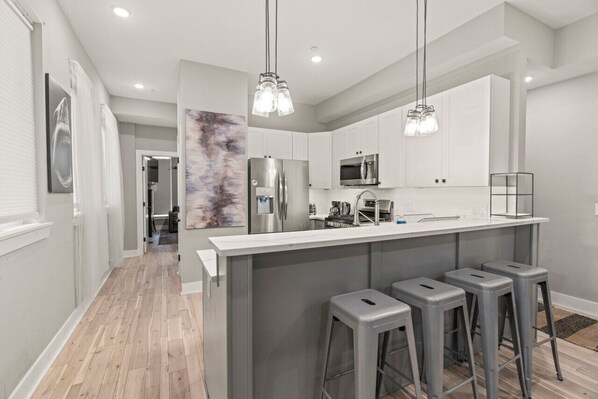 Refrigerador, microondas, horno y parrilla de estufa 