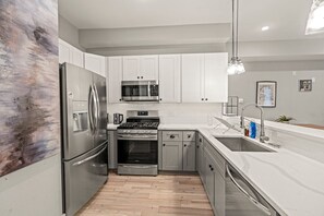 Kühlschrank, Mikrowelle, Ofen, Herdplatte