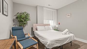 3 bedrooms, desk, iron/ironing board, free WiFi