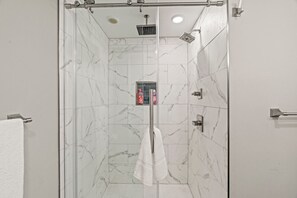 Hair dryer, towels - Modern Philly Stay | Garage Parking Near Stadiums (Philadelphia)
