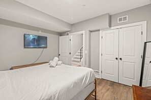 3 bedrooms, desk, iron/ironing board, free WiFi