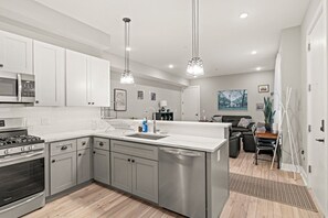 Fridge, microwave, oven, stovetop - Modern Philly Stay | Garage Parking Near Stadiums (Philadelphia)