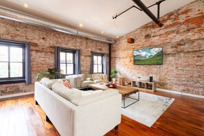 Unclassified image, 4 of 43, button