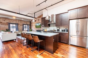 Unclassified image, 2 of 43, button