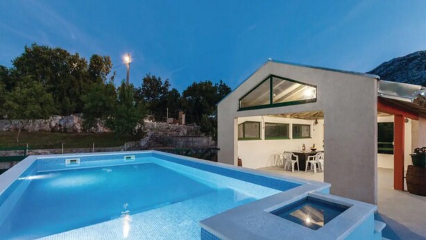 Villa (Five Bedroom Villa with Pool) | Pool | Außenpool (je nach Saison geöffnet), Sonnenschirme, Liegestühle