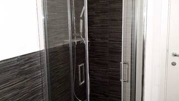 SĂšche-cheveux, savon, papier toilette