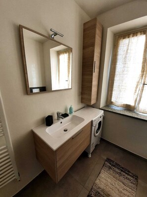 Sèche-cheveux, savon, papier toilette