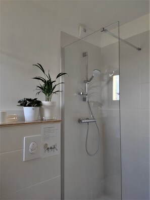 Douche, articles de toilette écologiques, séchoir à cheveux