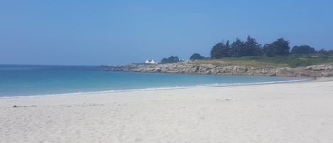 Una spiaggia nelle vicinanze