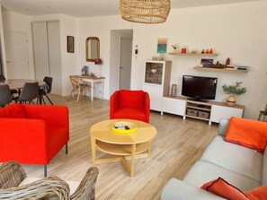 Televisión, tenis de mesa y oficina