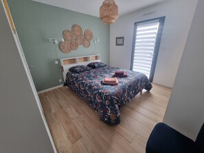 3 habitaciones, tabla de planchar con plancha y cuna de viaje