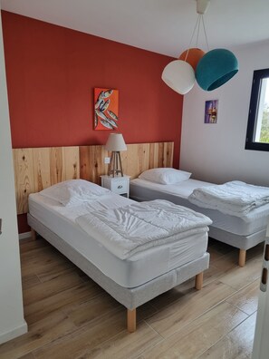 3 dormitoris, planxa i posts de planxar i un bressol de viatge 