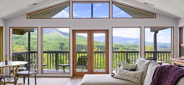 Smart TV, chimenea y videojuegos 