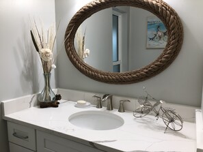 Badewanne, Haartrockner, Handtücher, Seife