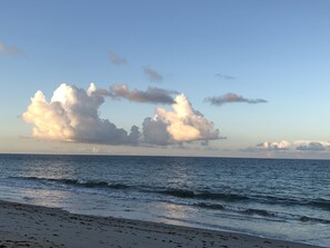 Una playa cerca, sillas reclinables de playa, toallas de playa