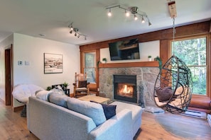 Fernseher, Kamin, Videospiele, DVD-Player