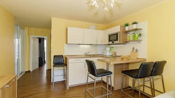 Réfrigérateur, micro-ondes, plaque de cuisson, lave-vaisselle