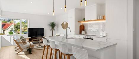 Refrigerador, microondas, horno y parrilla de estufa