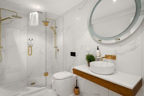Hair dryer, soap, shampoo, toilet paper - Luxury Apart, Seaviews & Balcony, Full Kitchen (Auckland)