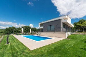 Outdoor pool - Villa Maya (Porec)