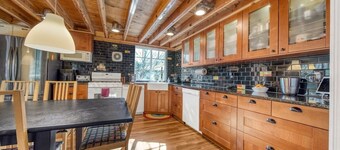 The Douglas Boathouse! Amazing location/ Sleeps 20 in comfort/ all ages friendly