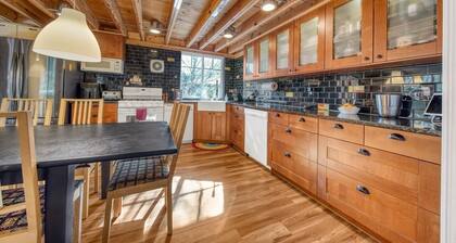The Douglas Boathouse! Amazing location/ Sleeps 20 in comfort/ all ages friendly