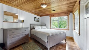 9 chambres, bureau, fer et planche à repasser, lit parapluie