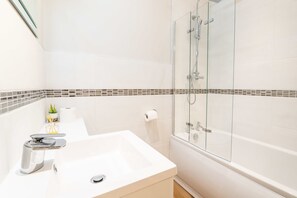 Doccia, asciugacapelli, asciugamani, shampoo
