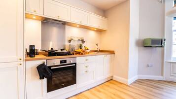 Fridge, microwave, oven, coffee/tea maker