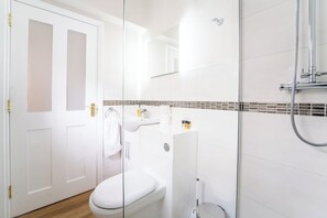 Dusche, Haartrockner, Handtücher, Shampoo
