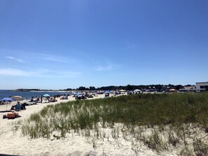 Beach nearby, sun loungers, beach towels - Great place for a large family reunion! (New London)