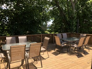 Outdoor dining - Great place for a large family reunion! (New London)