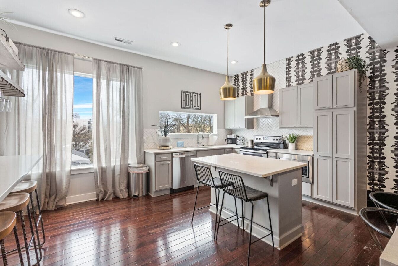Fridge, microwave, stovetop, dishwasher
