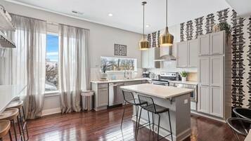 Fridge, microwave, stovetop, dishwasher