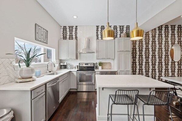 Fridge, microwave, stovetop, dishwasher