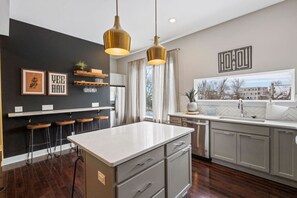 Frigorífico, microondas, placa de cocina y lavavajillas