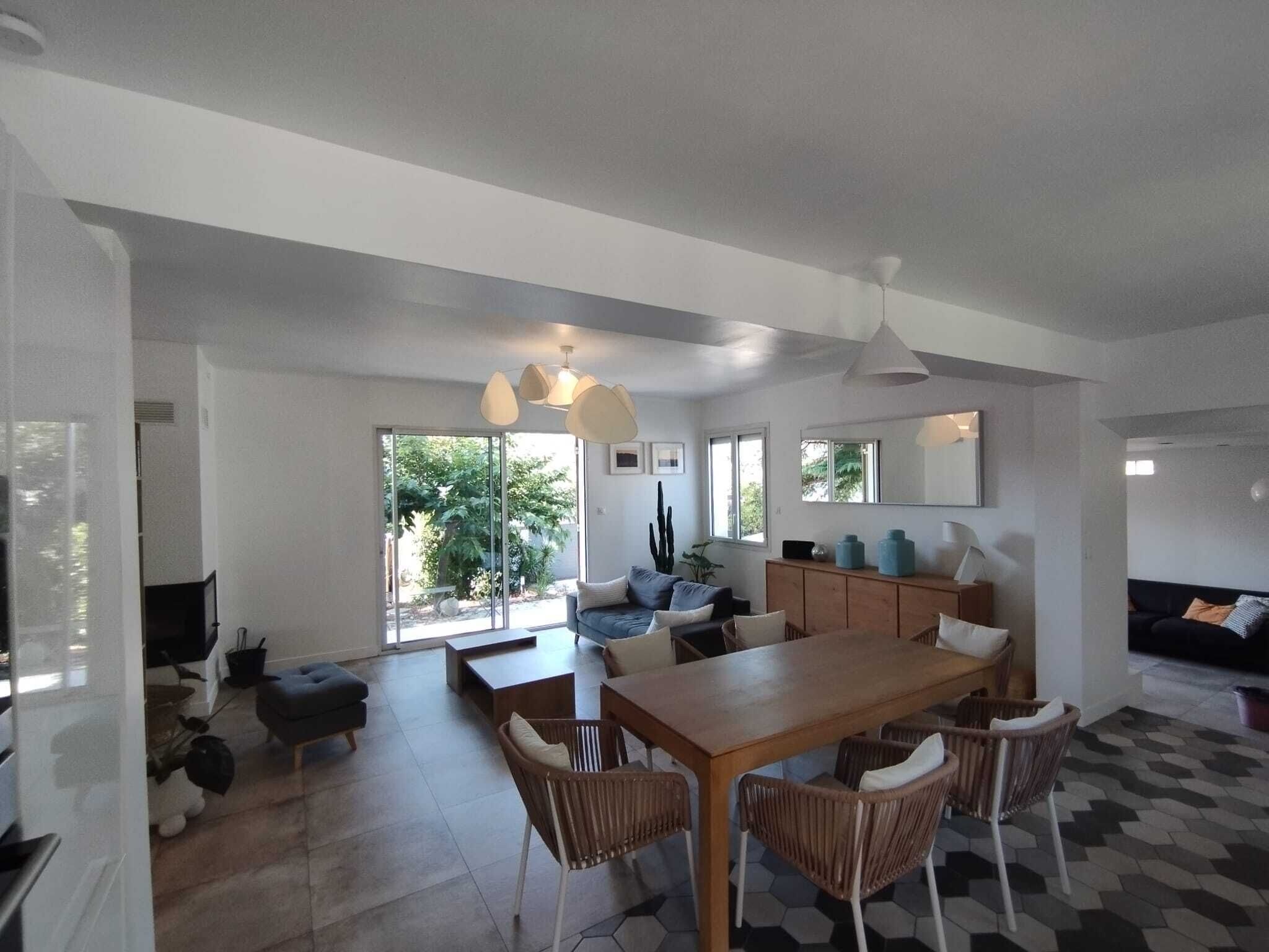 TV connectée, cheminée, table de tennis de table