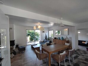 Smart TV, fireplace, table tennis