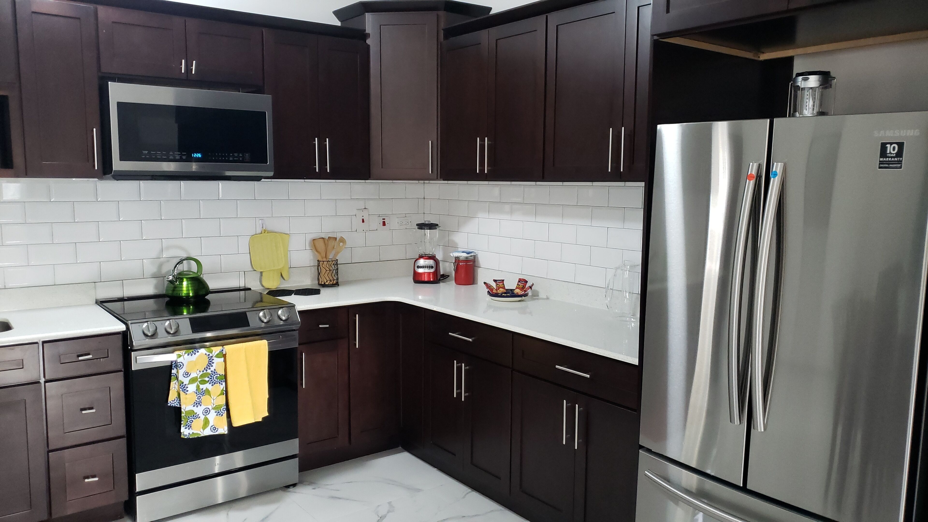 Réfrigérateur, micro-ondes, four, plaque de cuisson