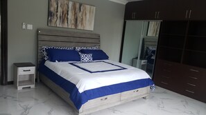 3 makuuhuonetta, silitysrauta/-lauta, ilmainen Wi-Fi, vuodevaatteet