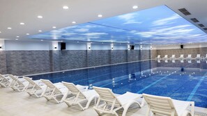 Una piscina cubierta