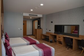 Habitación Deluxe | Caja fuerte, escritorio, cortinas opacas y wifi gratis