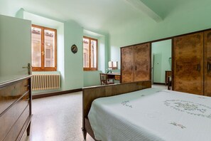 3 quartos, escrivaninha, berço de viagem, roupa de cama