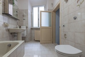 Ducha, secador de pelo y toallas