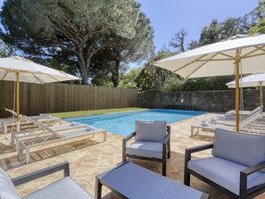 Een verwarmd zwembad