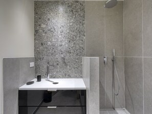 Badewanne, Haartrockner, Handtücher