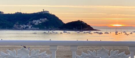 Una spiaggia nelle vicinanze